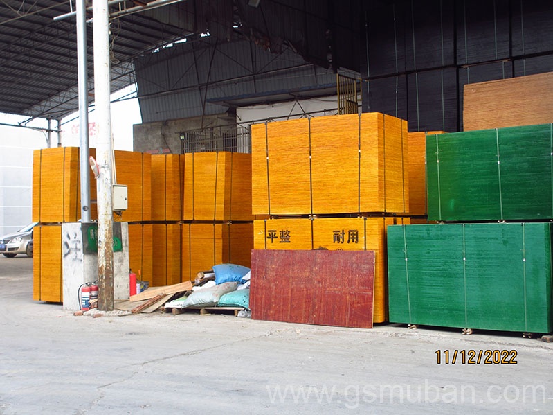 建筑模板黑色紅色哪個便宜?各自優(yōu)點(diǎn)介紹